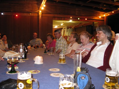 abends in gemütlicher Rund in der Gartenbar